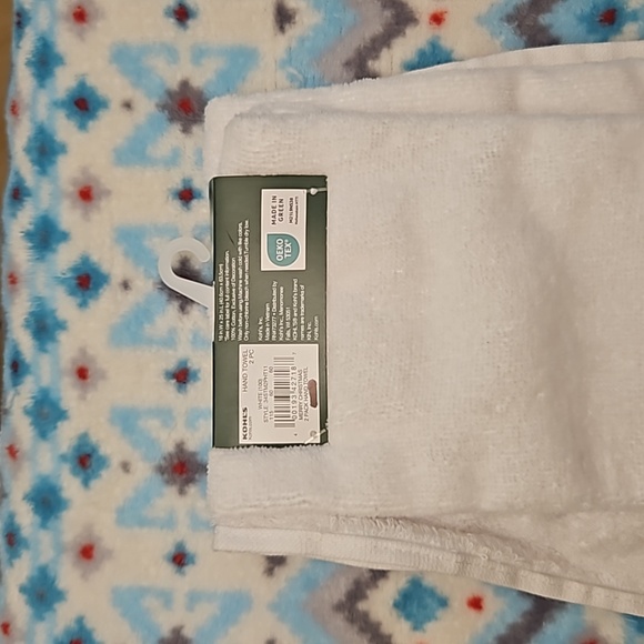 St Nicholas Square | Set of Two Hand Towels - New, White "Merry Christmas" - Picture 5 of 5